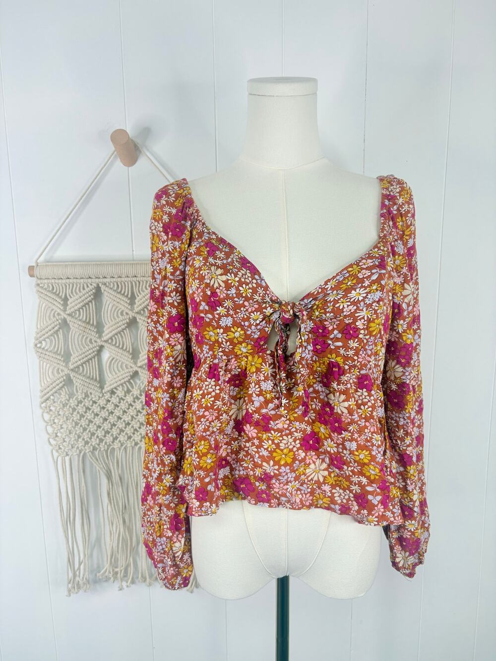 ❣️5/$25 Patrons of Peace Floral Tie Front Top Small Retro Hippie Festival